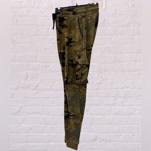 Better Bodies Bronx Cargo Sweat Pant Size L Green Camo